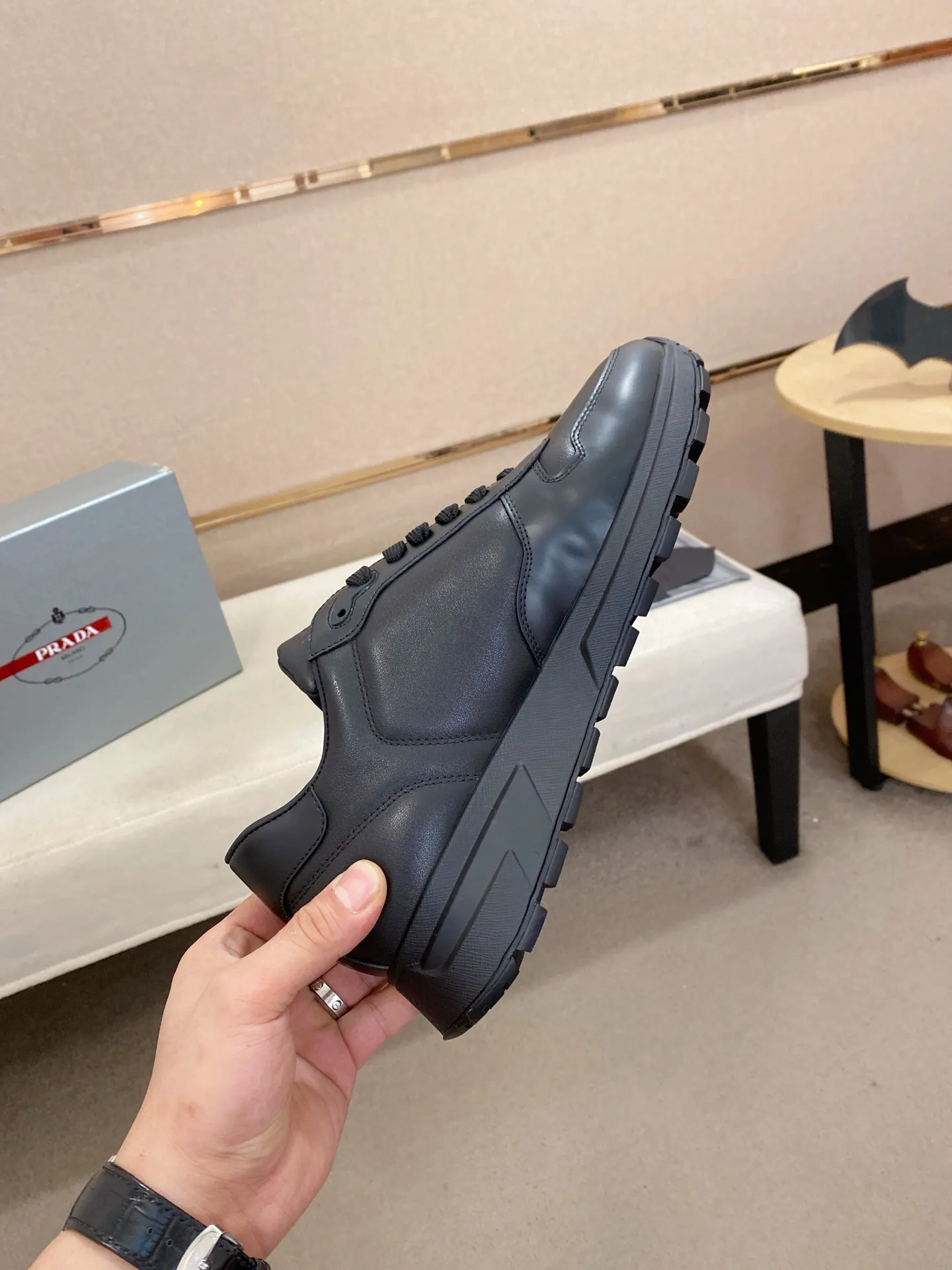 Factory price 540💰 ✔️✔️✔️High version High-quality new PRADA counters are on the market at the same time. The new men's shoes and 😘fabrics are selected from imported first-layer cowhide and are made by pure handcrafts. Lining: Full cowhide lining. 👍🏿 High-end ☄️ air-cushion molded anti-slip rubber outsole, exquisite lines, simple and elegant, comfortable and high-end for leisure travel. Code number: 38 to 44
